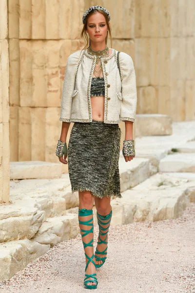 Look 25